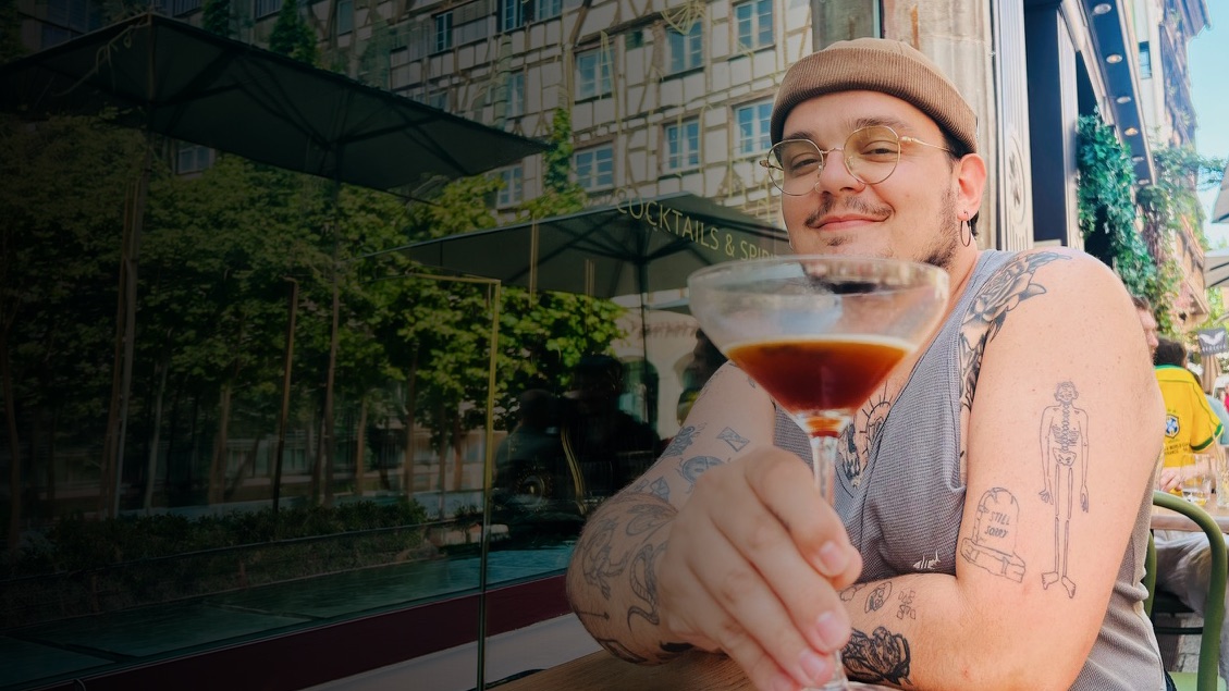 Rafa Corrêa segurando um drink